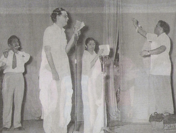 Hemant Kumar recording a song with Lata Mangeshkar