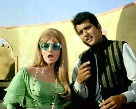 Purab aur paschim Saira banu