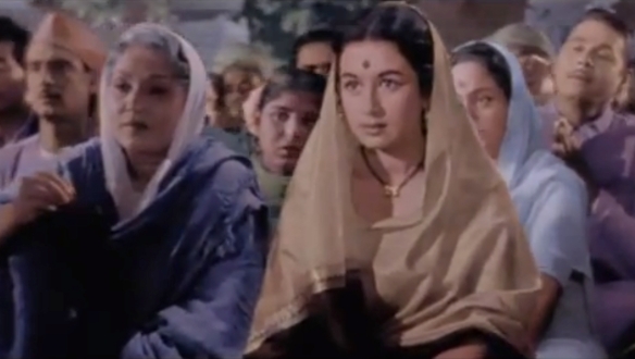 Nanda prays for her husband in the army in Hum Dono (1961).