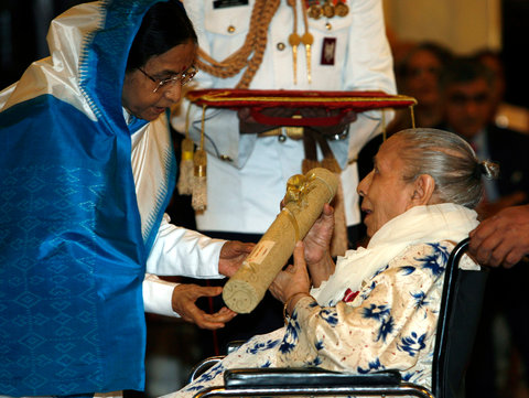 Shamshad Begum receiving the Padma Bhushan for a lifetime of achievements in 200.9
