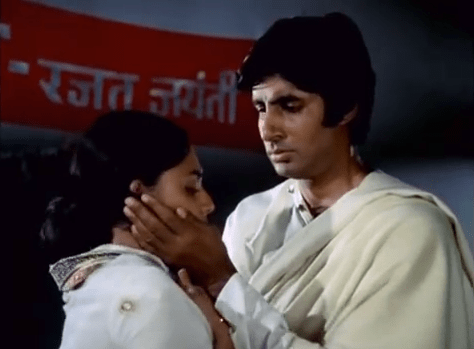 Amitabh comforts Jaya tere mere milan abhiman